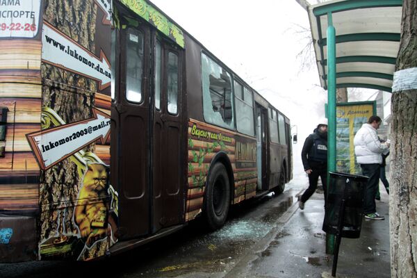 Автобус, пострадавший в результате артиллерийского обстрела