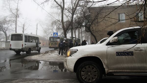 Автомобиль сотрудников ОБСЕ у дома, разрушенного в результате артиллерийского обстрела украинскими силовиками в районе Донецка. Архивное фото