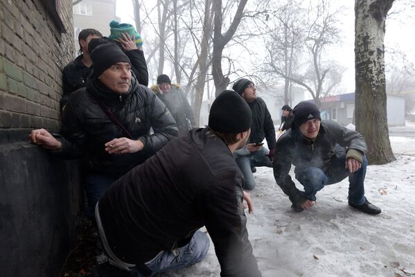 Люди укрываются во время обстрела Донецка. 30 января 2015