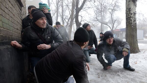 Люди укрываются во время обстрела Донецка. 30 января 2015