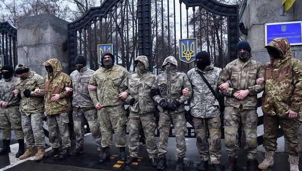 Силовики из батальона Айдар пикетируют здание Минобороны Украины