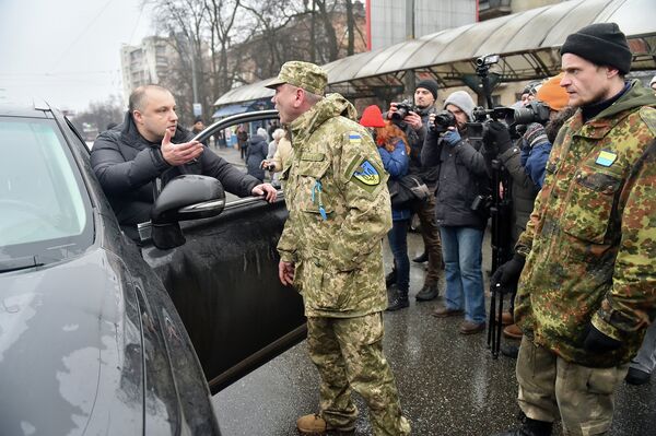Силовики из батальона Айдар перекрыли дорогу возле здания Минобороны Украины