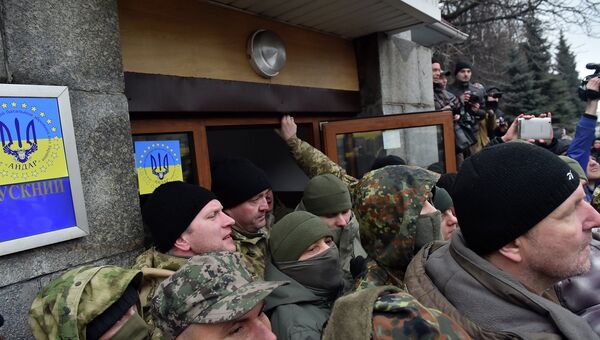 Бойцы Айдара штурмуют проходную Минобороны Украины