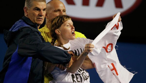 Протестующего удаляют с корта во время финала Australian Open - 2015. 1 февраля 2015 года