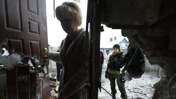 Ополченец у разрушенного в результате обстрела дома в Донецке. Архивное фото