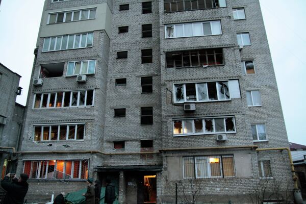 Выбитые стекла окон в пострадавшем от обстрела жилом многоэтажном доме в Киевском районе города Донецка
