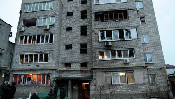 Выбитые стекла окон в пострадавшем от обстрела жилом многоэтажном доме в Киевском районе города Донецка. Архивное фото
