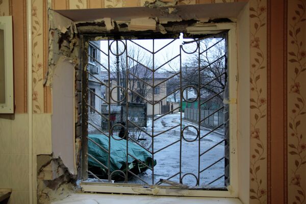 Выбитые стекла окон в пострадавшем от обстрела жилом многоэтажном доме в Киевском районе города Донецка