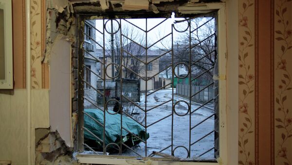 Выбитые стекла окон в пострадавшем от обстрела жилом многоэтажном доме. Архивное фото
