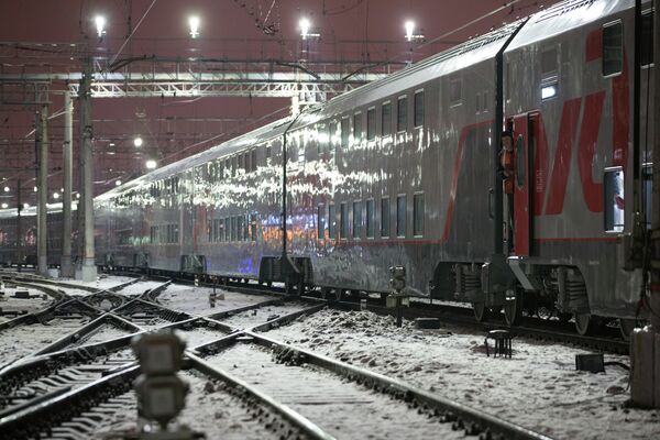 Новый двухэтажный поезд Санкт-Петербург - Москва отправляется в Москву