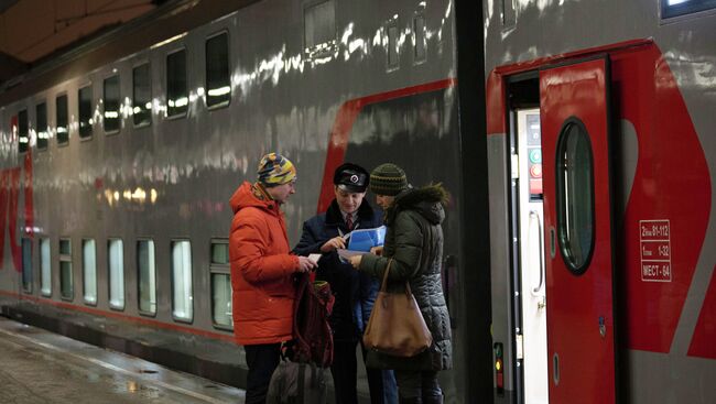 Новый двухэтажный поезд Санкт-Петербург - Москва на перроне. Архивное фото