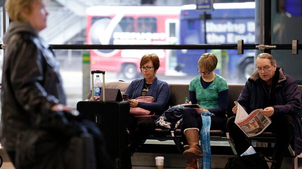 Пассажиры в аэропорту США. Архивное фото