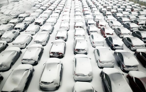 Автомобили на парковке во время снегопада в аэропорту О'Хара в Чикаго