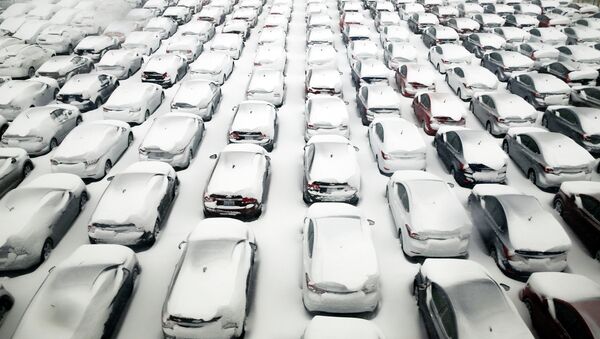 Автомобили на парковке во время снегопада в аэропорту О'Хара в Чикаго