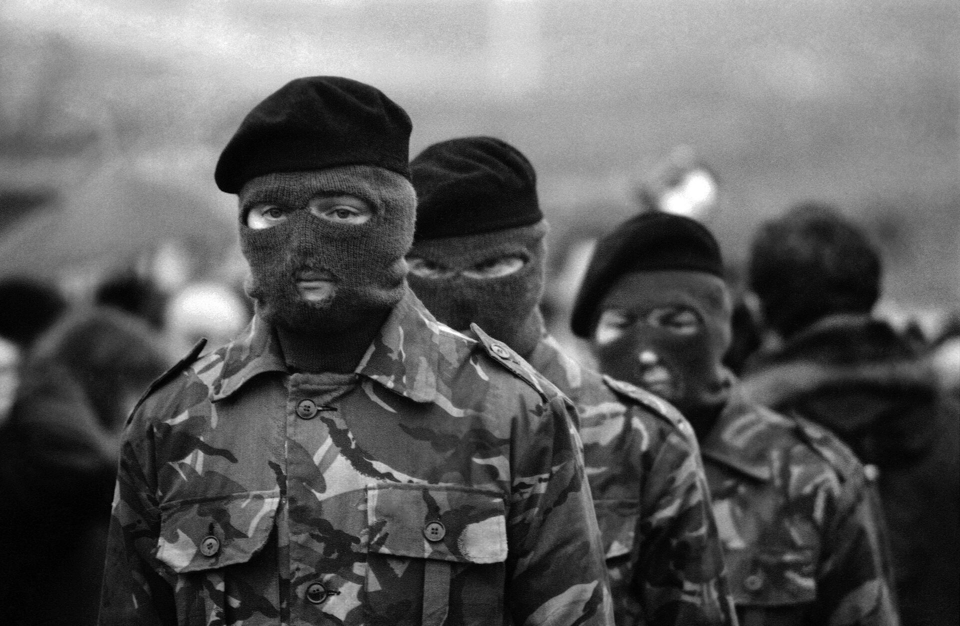 Члены Ирландской республиканской армии в масках. Архивное фото - РИА Новости, 1920, 24.02.2022