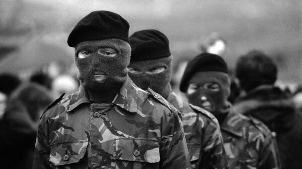 Члены Ирландской республиканской армии в масках. Архивное фото