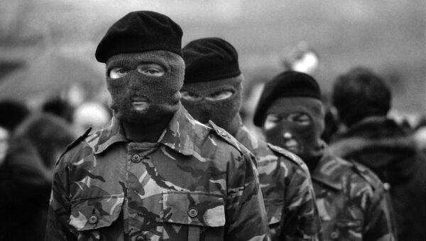 Члены Ирландской республиканской армии в масках. Архивное фото