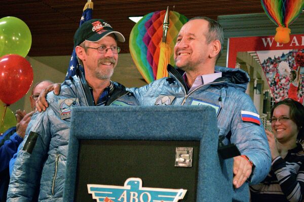 Пилоты россиянин Леонид Тюхтяев и американец Трой Брэдли, побившие мировой рекорд по дальности полета на воздушном шаре
