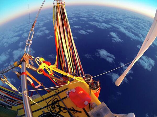 Воздушный шар Два орла пилотов Леонида Тюхтяева и Троя Брэдли пересекает Тихий океан