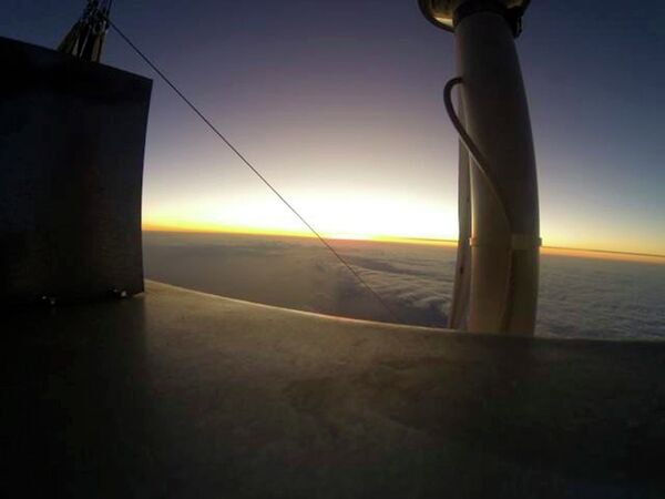 Воздушный шар Два орла пилотов Леонида Тюхтяева и Троя Брэдли пролетает над Тихим океаном