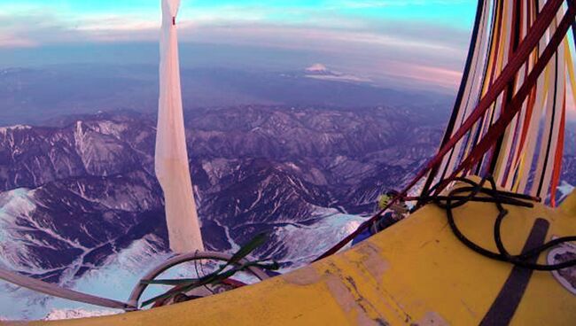 Воздушный шар Два орла пилотов Леонида Тюхтяева и Троя Брэдли пролетает над Японией