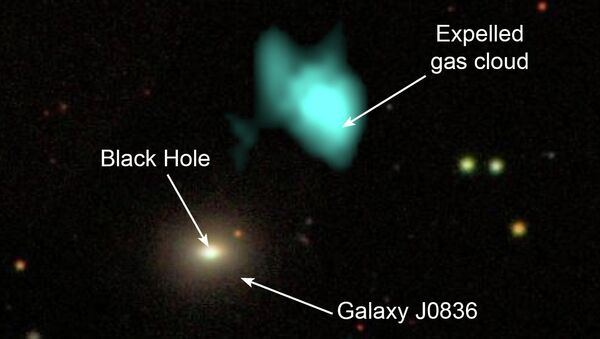 Комбинированная фотография галактики J0836, на которой показан ее предположительный «убийца» - сверхмассивная черная дыра в ее центре