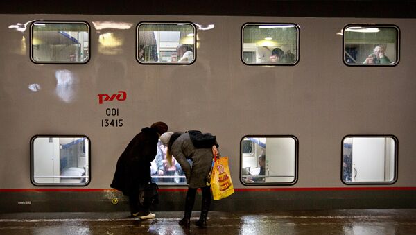 Новый двухэтажный поезд Санкт-Петербург - Москва на перроне