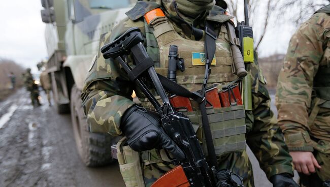 Украинский военнослужащий в районе Дебальцево, Донецкая область. Архивное фото