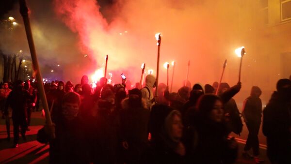 Украинские националисты в балаклавах прошли с факелами по центру Киева
