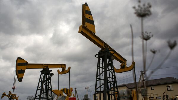 Нефтяные насосы в поселке Ахтырский Краснодарского края. Архивное фото