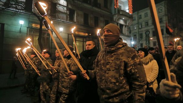 Украинские националисты во время факельного шествия в Киеве. Украина, 1 января 2015 год