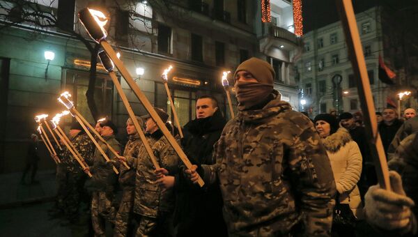 Украинские националисты во время факельного шествия в Киеве. Украина, 1 января 2015 год