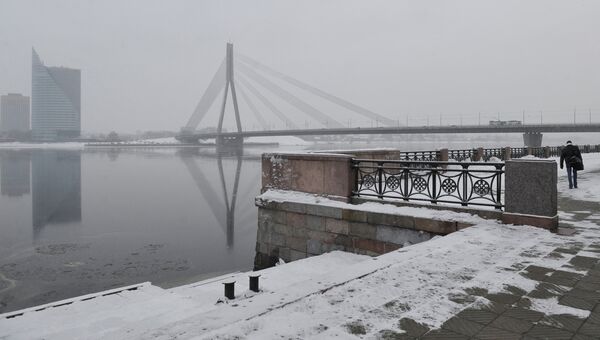 Вид с набережной на Вантовый мост, реку Даугава и центральное здание банка Сведбанк. Архивное фото