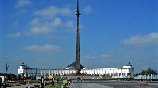 Здание Центрального музея Великой Отечественной войны 1941-1945 годов и Монумент Победы в Парке Победы на Поклонной горе в Москве