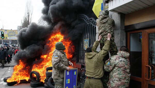 Военнослужащие из батальона Айдар снимают украинский флаг со здания Министерства обороны Украины