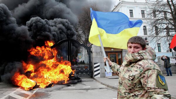 Боец батальона Айдар во время беспорядков у ворот Минобороны Украины
