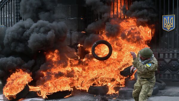 Беспорядки у ворот Минобороны Украины. Архивное фото