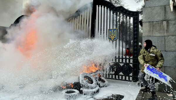 Боец батальона Айдар у ворот Минобороны Украины