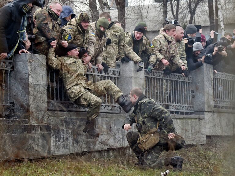 Военнослужащий Минобороны Украины пытается задержать бойца батальона Айдар