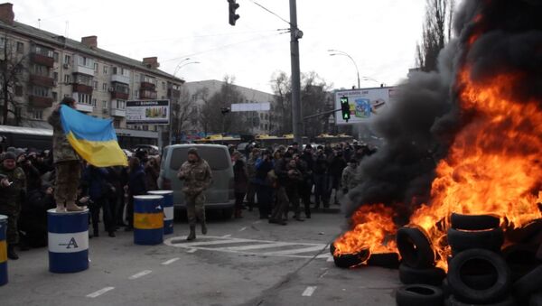 Бойцы Айдара сожгли гору покрышек у ворот Минобороны в Киеве