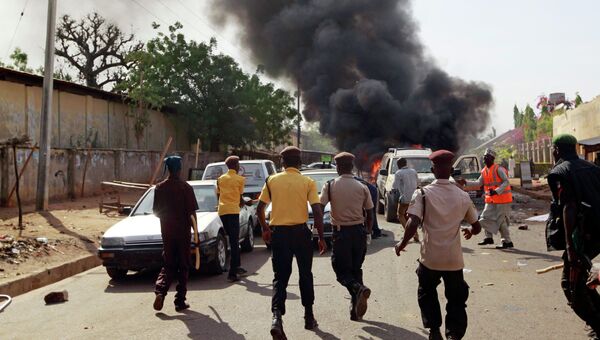 Сотрудники службы безопасности на месте теракта на стадионе в Нигерии