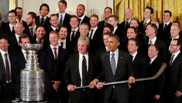 Барак Обама с победителями чемпионата НХЛ