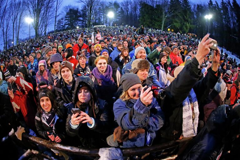 Жители Панксатони, пришедшие на празднование Дня сурка