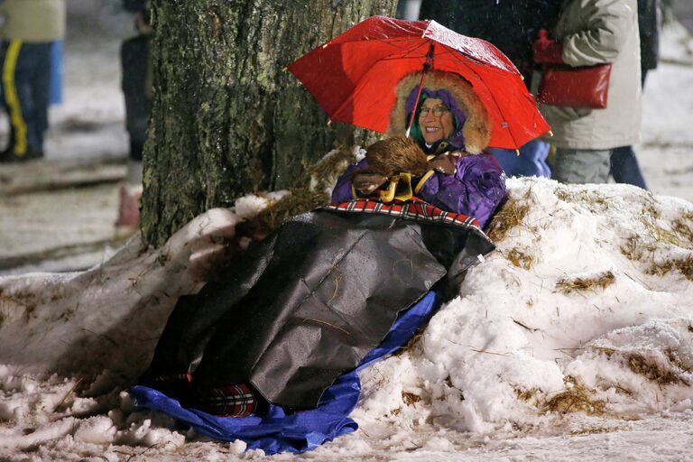 Рамона Ортега из Феникса ожидает сурка Фила в Панксатони, штат Пенсильвания