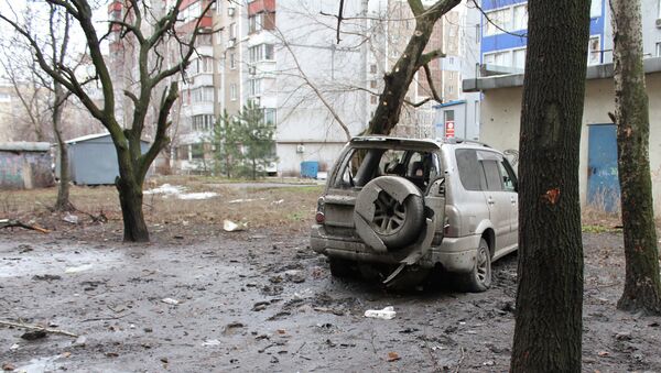 Искореженный в результате обстрела легковой автомобиль в городе Донецке. Архивное фото