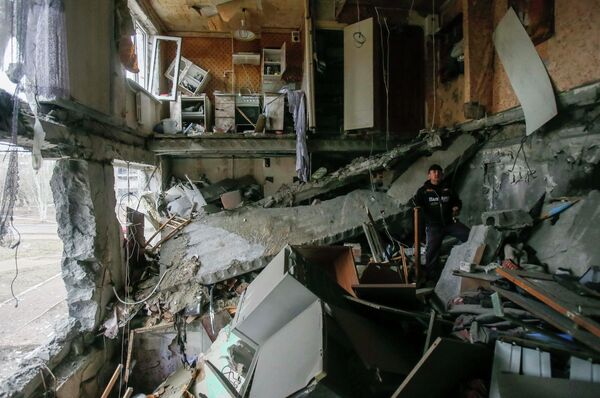Поврежденный в результате обстрелов жилой дом в городе Енакиево