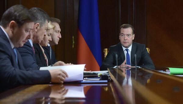 Председатель правительства РФ Дмитрий Медведев проводит совещание с вице-премьерами своего правительства. Архивное фото