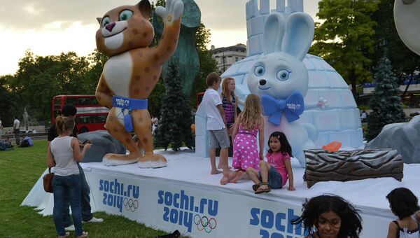 Олимпийские талисманы Сочи-2014 в Гайд-парке в Лондоне