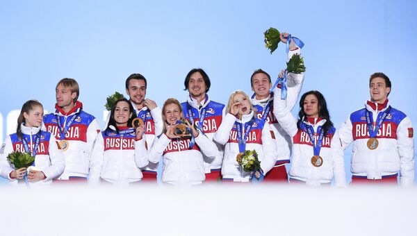 Сборная команда России, завоевавшая золотые медали в командных соревнованиях по фигурному катанию на XXII зимних Олимпийских играх в Сочи