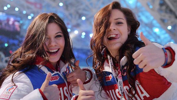 Российские фигуристки Елена Ильиных и Аделина Сотникова на церемонии закрытия Олимпийских игр в Сочи